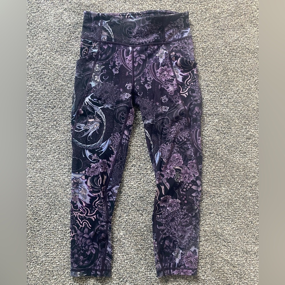 Lululemon fast and free purple black paisley print crop women Sz 6